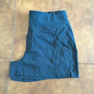Athleta Trekkie North mid-rise short! SZ 8!